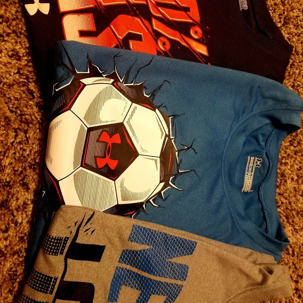 (Sold)Under Armour shirt bundle w free shirt